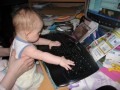 Elya dans sa chaise, dans son transat et sur le PC - 010 * 1024 x 768 * (116KB)